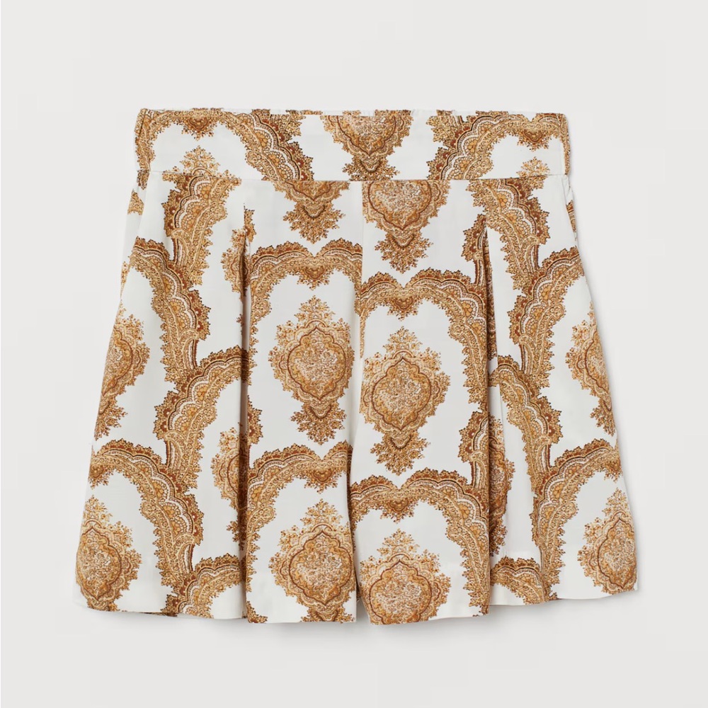 H &m shorts white cream paisley print
J